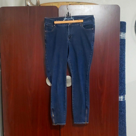 2/$32 Jeans - Old Navy THE ROCKSTAR - Picture 1 of 7